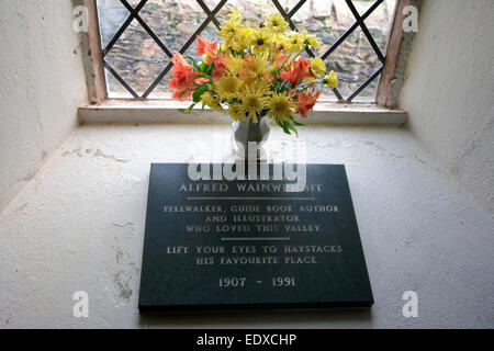 Die Gedenktafel von Alfred Wainwright im St. James Parish Church, Cumbria Buttermere Valley Lake District National Park Stockfoto