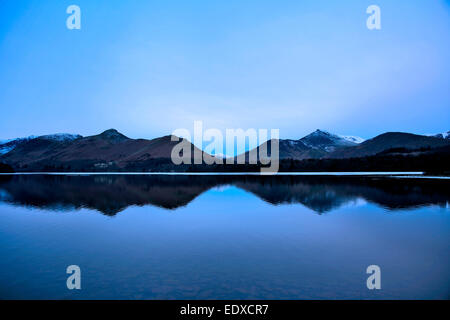 Dawn Sunrise über Cat Glocken Fells spiegelt sich in Derwentwater See, Keswick Stadt, Nationalpark Lake District, Cumbria, England, UK Stockfoto