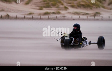 Southport, Merseyside, England.  11. Januar 2015 UK Wetter. "Segeln, Kitebuggy oder Landboard Aktivitäten, Sport und Aktivitäten am Strand von Ainsdale trotz starkem Wind und Seegang zu landen. Bildnachweis: Mar Photographics/Alamy Live-Nachrichten Stockfoto