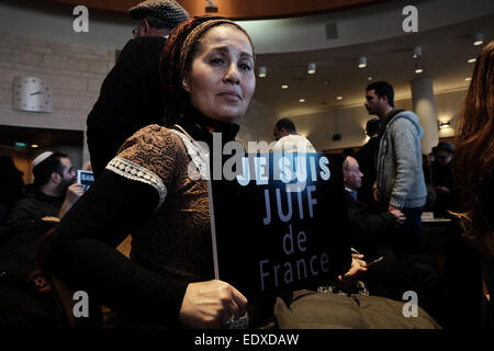 Israel. 11. Januar 2015. Eine überwältigende Beteiligung bei der Jerusalem Gemeinde Stadtrat Halle als Bürgermeister Barkat hält eine Einheit Rallye Unterstützung für die französische Nation und der jüdischen Gemeinde in Frankreich nach Terror demonstrieren in Paris greift. Bildnachweis: Nir Alon/Alamy Live-Nachrichten Stockfoto