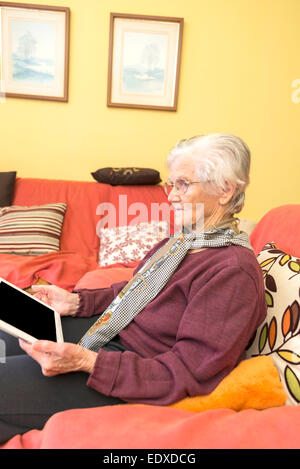 Oma lernen, eine Tablette für die geschäftliche Nutzung Stockfoto