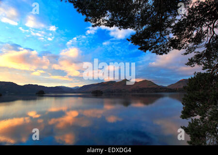 Dawn Sunrise über Cat Glocken Fells spiegelt sich in Derwentwater See, Keswick Stadt, Nationalpark Lake District, Cumbria, England, UK Stockfoto