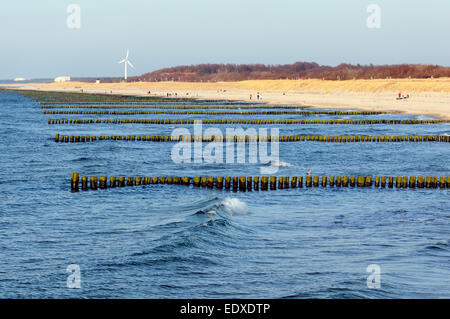 GRAAL-MÜRITZ, MECKLENBURG-VORPOMMERN / Deutschland 11. April 2009: Menschen besuchen Strand von Graal-Müritz. Es liegt am Peninsu Stockfoto