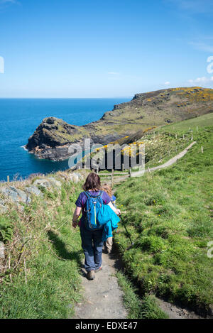 Eine Familiengruppe zu Fuß entlang der South West Coast Path in der Nähe von Boscastle in Nord Cornwall, England, UK Stockfoto