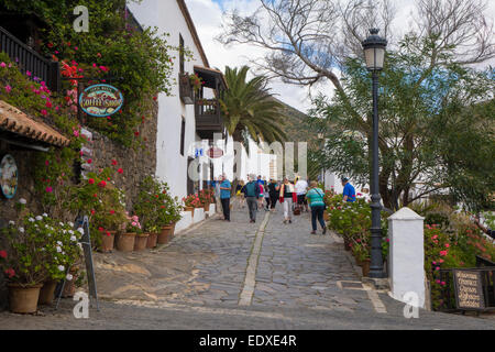 Touristen, die auf einer Straße in Betancuria Fuerteventura Kanarische Inseln Las Palmas, Spanien Stockfoto