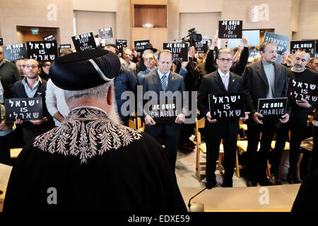 Israel. 11. Januar 2015. Eine Minute des Schweigens wird in Erinnerung an Paris Opfer von Rabbi SHLOMO AMAR (Vordergrund), Oberrabbiner von Jerusalem, beobachtet, wie Jerusalem Bürgermeister NIR BARKAT (vordere Reihe Mitte) eine Einheit-Rallye im Rat Rathaus hält um Unterstützung für die französische Nation und der jüdischen Gemeinde in Frankreich nach Terror-Anschlägen in Paris unter Beweis stellen. Bildnachweis: Nir Alon/Alamy Live-Nachrichten Stockfoto