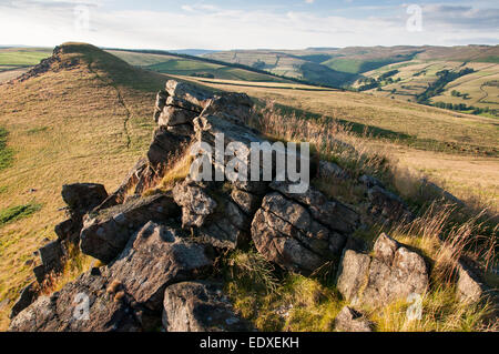 Gritstone Felsen auf dem Gipfel des Crook Hill im Peak District, Derbyshire. Einen angenehmen Abend Sommer Sonnenlicht. Stockfoto