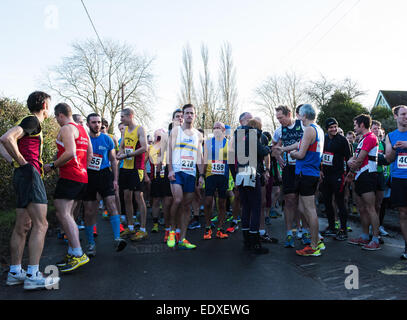 Woodcote, UK. 11. Januar 2015. Woodcote des jährlichen 10K Straßenrennen Geldbeschaffung für "Hope for Tomorrow".  Diese jährliche Run erfolgt unter UK AA Regeln entlang sehr ruhigen hügeligen Nebenstraßen. Organisiert von Pangbourne Rotary - Charity-keine: 1059376 und Goring & Woodcote Lions Club - Nächstenliebe nicht: 1131754 Kredit: Paul Gareth Sands - Alamy Live News Stockfoto