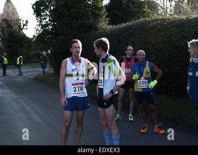 Woodcote, UK. 11. Januar 2015. Woodcote des jährlichen 10K Straßenrennen Geldbeschaffung für "Hope for Tomorrow".  Diese jährliche Run erfolgt unter UK AA Regeln entlang sehr ruhigen hügeligen Nebenstraßen. Organisiert von Pangbourne Rotary - Charity-keine: 1059376 und Goring & Woodcote Lions Club - Nächstenliebe nicht: 1131754 Kredit: Paul Gareth Sands - Alamy Live News Stockfoto