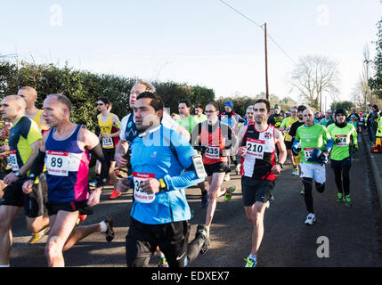 Woodcote, UK. 11. Januar 2015. Woodcote des jährlichen 10K Straßenrennen Geldbeschaffung für "Hope for Tomorrow".  Diese jährliche Run erfolgt unter UK AA Regeln entlang sehr ruhigen hügeligen Nebenstraßen. Organisiert von Pangbourne Rotary - Charity-keine: 1059376 und Goring & Woodcote Lions Club - Nächstenliebe nicht: 1131754 Kredit: Paul Gareth Sands - Alamy Live News Stockfoto