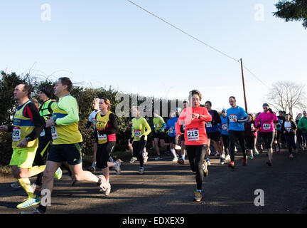 Woodcote, UK. 11. Januar 2015. Woodcote des jährlichen 10K Straßenrennen Geldbeschaffung für "Hope for Tomorrow".  Diese jährliche Run erfolgt unter UK AA Regeln entlang sehr ruhigen hügeligen Nebenstraßen. Organisiert von Pangbourne Rotary - Charity-keine: 1059376 und Goring & Woodcote Lions Club - Nächstenliebe nicht: 1131754 Kredit: Paul Gareth Sands - Alamy Live News Stockfoto