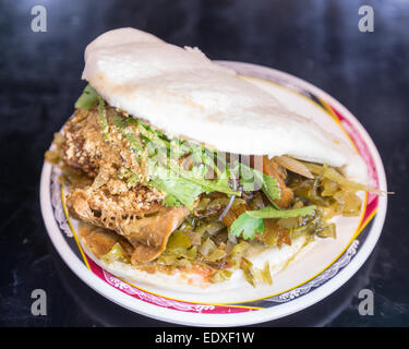 Traditionelle taiwanesische Guo Bao Fleisch auf einem Teller Brötchen Stockfoto