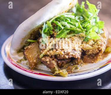 Traditionelle taiwanesische Guo Bao Fleisch auf einem Teller Brötchen Stockfoto