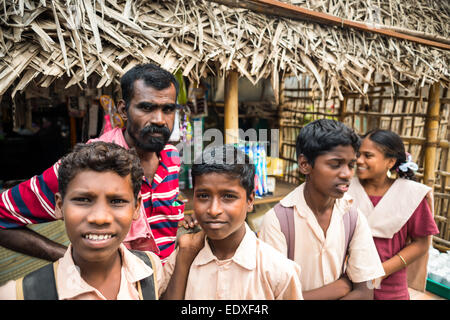 THANJAVUR, Indien - Februar 13: Ein nicht identifiziertes Schulkinder in uniform nach Hause gehen nach dem Unterricht in der Schule. Indien, Tamil Nadu Stockfoto