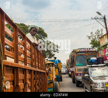 THANJAVOUR, Indien - Februar 13: Ein unbekannter indischer Mann steht im LKW an der Verkehr Stau ländlichen Straße. Indien, Ta Stockfoto