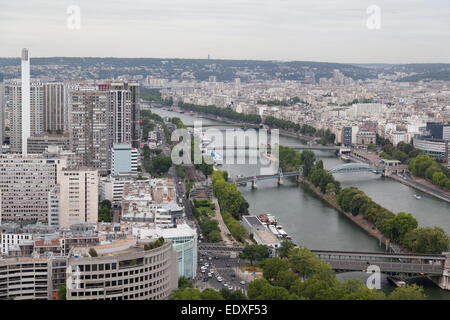 Frankreich, Paris, Blick vom Eiffelturm entfernt, mit Blick auf den Fluss Seine. Stockfoto