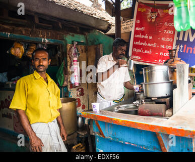 THANJAVOUR, Indien - Februar 13: Ein unbekannter indischer Mann gießt einen Drink in einem Pappbecher. Indien, Tamil Nadu, in der Nähe von Thanjavour. Stockfoto