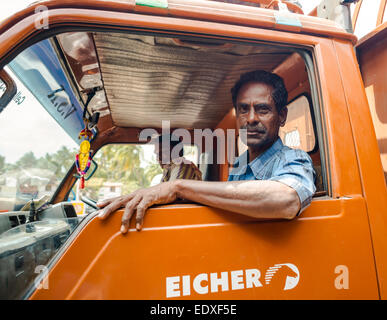 THANJAVOUR, Indien - Februar 13: Ein nicht identifiziertes indische Männer sitzt in der Kabine Auto. Indien, Tamil Nadu, in der Nähe von Thanjavour. Februar 13 Stockfoto