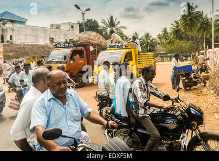 THANJAVOUR, Indien - Februar 13: Ein nicht identifiziertes indische Reiter Reiten Motorräder auf Landstraße. Indien, Tamil Nadu, in der Nähe von Thanjavour Stockfoto