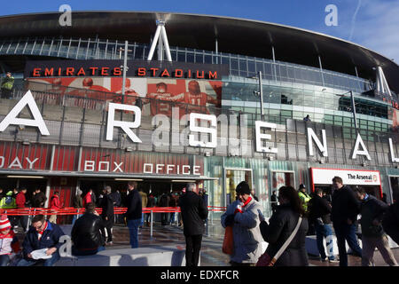 Spieltag bei Arsenal FC Emirates Stadium, London - Fans anreisen für Spiel gegen Stoke City Stockfoto