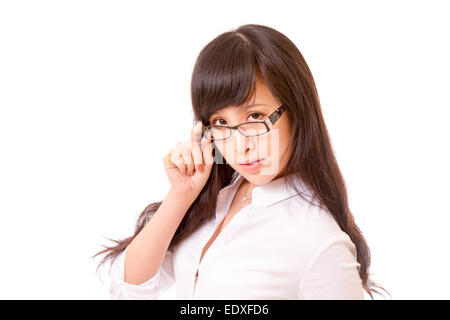 Chinesische Frau spähte über den oberen Rand ihrer Brille, Geschäftsfrau oder Lehrer Stockfoto