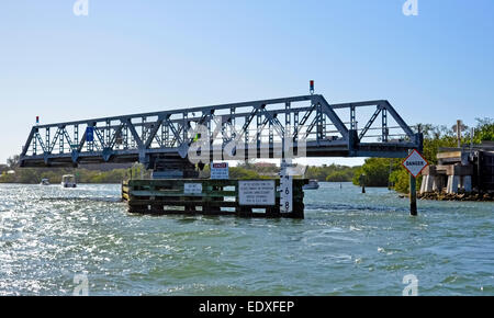 Die Weinlese einspurige Blackburn Punkt Straßenbrücke wurde 1926 errichtet und ist einer von nur drei historischen Fachwerk Drehbrücken in Florida, USA. Stockfoto