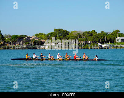 Ein acht-Mann-Team der Highschool Ruderer in Sarasota ewern Jugend-Programm trainieren in den Gulf Intracoastal Waterway in Sarasota, Florida, USA. Stockfoto