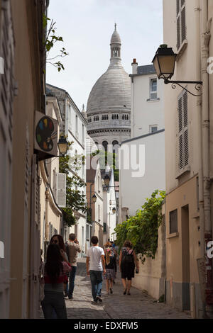 Frankreich, Paris, Seitenstraße mit Blick auf die Basilika Sacre Coeur in Montmartre. Stockfoto