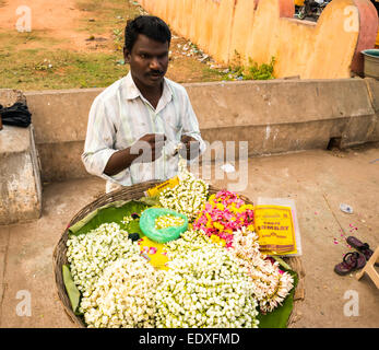 THANJAVOUR, Indien - Februar 13: Ein unbekannter Mann macht eine Girlande aus Blumen. Indien, Tamil Nadu, Thanjavour. 13 Februar 201 Stockfoto