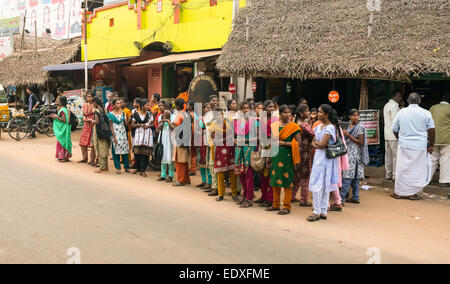 THANJAVOUR, Indien - Februar 13: Eine unbekannte Frauen in traditioneller Kleidung stehen am Straßenrand. Indien, Tamil Nadu, in der Nähe von Th Stockfoto