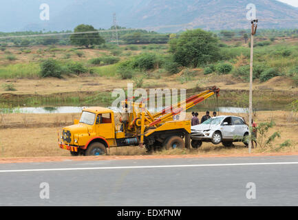 TRICHY, Indien - Februar 15: Nach dem Unfall das Auto heben evakuieren. Indien, Tamil Nadu, in der Nähe von Trichy. 15. Februar 2013 Stockfoto