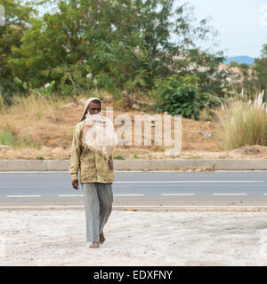 TRICHY, Indien - Februar 15: Ein unbekannter ländlichen Mann ist sein Gesicht Kleidung abdecken. Indien, Tamil Nadu, in der Nähe von Trichy. Stockfoto