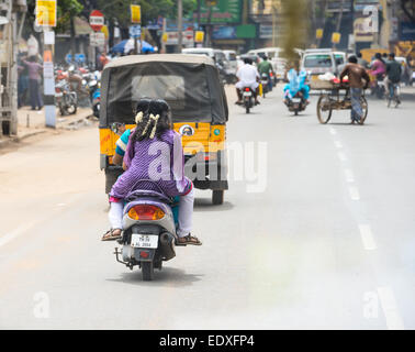 TRICHY, Indien - Februar 15: Ein nicht identifiziertes indische Reiter Reiten Motorräder auf Landstraße. Indien, Tamil Nadu, in der Nähe von Trichy. Phaebrua Stockfoto