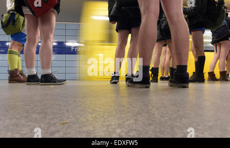 Berlin, Deutschland. 11. Januar 2015. Menschen tragen keine Hosen Schritt warten auf die u-Bahn in Berlin, Deutschland, 11. Januar 2015. Sie beteiligen sich "No Pants Subway Ride Berlin 2015". Foto: REINER JENSEN/Dpa/Alamy Live-Nachrichten Stockfoto