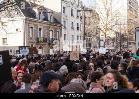 Tours, Frankreich. 11. Januar 2015. Menschen besuchen einen Friedensmarsch in Tours in Erinnerung an die Zeichner; Mitglieder der Polizei und der Öffentlichkeit, die von Terroristen in Paris, Tours, Frankreich getötet wurden. Bildnachweis: Julian Elliott/Alamy Live-Nachrichten Stockfoto