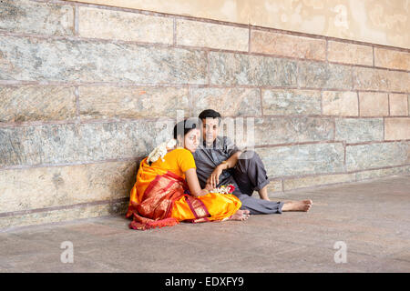 MADURAI, Indien - Februar 16: Ein unbekannter junger Mann und Frau auf dem Boden des Sri Meenakshi Amman Tempel sitzen. Indien Stockfoto