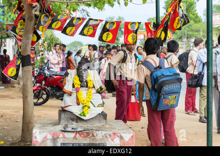 MADURAI, Indien - Februar 15: Ein nicht identifiziertes Schüler in Schuluniform stehen sich in der Nähe von Skulptur von Ganesha. Indien, Tamil Na Stockfoto