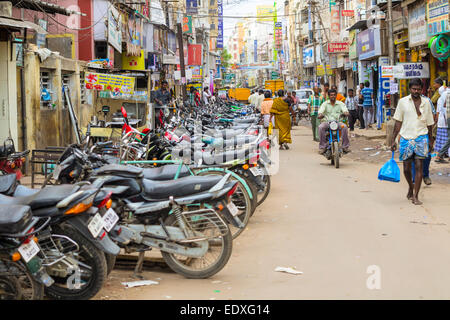 MADURAI, Indien - Februar 15: Indische Stadt Straße voll von einer nicht identifizierten Personen, die jeden Tag zu besuchen. Indien, Tamil Nadu, Prozedur Stockfoto