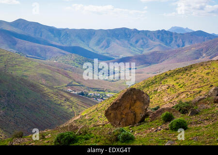 Blick auf Berge und ein Dorf in Fuerteventura Kanarische Inseln Las Palmas, Spanien Stockfoto