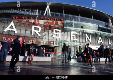 Spieltag bei Arsenal FC Emirates Stadium, London - Fans anreisen für Spiel gegen Stoke City Stockfoto