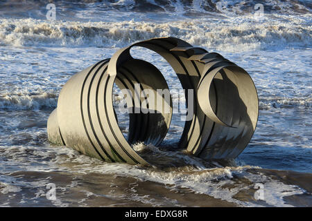 Marias Shell. Große Skulptur von Stephen Broadbent auf Cleveleys Strand gesehen bald nach der Flut, Cleveleys, Lancashire. Stockfoto