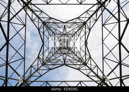 Struktur von einem massiven Pylon in der Nähe von Woodhead Stauseen im Norden Englands Longdendale-Tal. Stockfoto