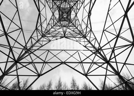 Struktur von einem massiven Pylon in der Nähe von Woodhead Stauseen im Norden Englands Longdendale-Tal. Stockfoto