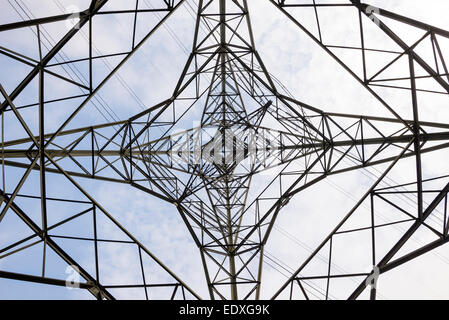 Struktur von einem massiven Pylon in der Nähe von Woodhead Stauseen im Norden Englands Longdendale-Tal. Stockfoto