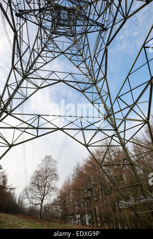 Struktur von einem massiven Pylon in der Nähe von Woodhead Stauseen im Norden Englands Longdendale-Tal. Stockfoto