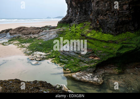 Interessante Geologie in den Felsen am Strand von Perranporth in Cornwall. Zeigen Sie aus einer Höhle an. Stockfoto