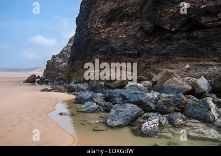 Interessante Geologie in den Felsen am Strand von Perranporth in Cornwall. Hohen Klippen entlang des Sandstrandes. Stockfoto