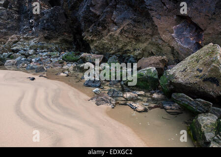 Interessante Geologie in den Felsen am Strand von Perranporth in Cornwall. Stockfoto