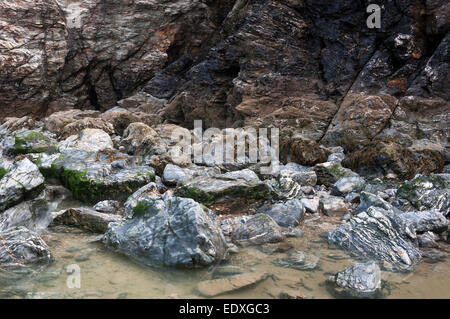 Interessante Geologie in den Felsen am Strand von Perranporth in Cornwall. Stockfoto