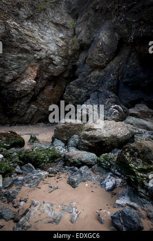 Interessante Geologie in den Felsen am Strand von Perranporth in Cornwall. Stockfoto